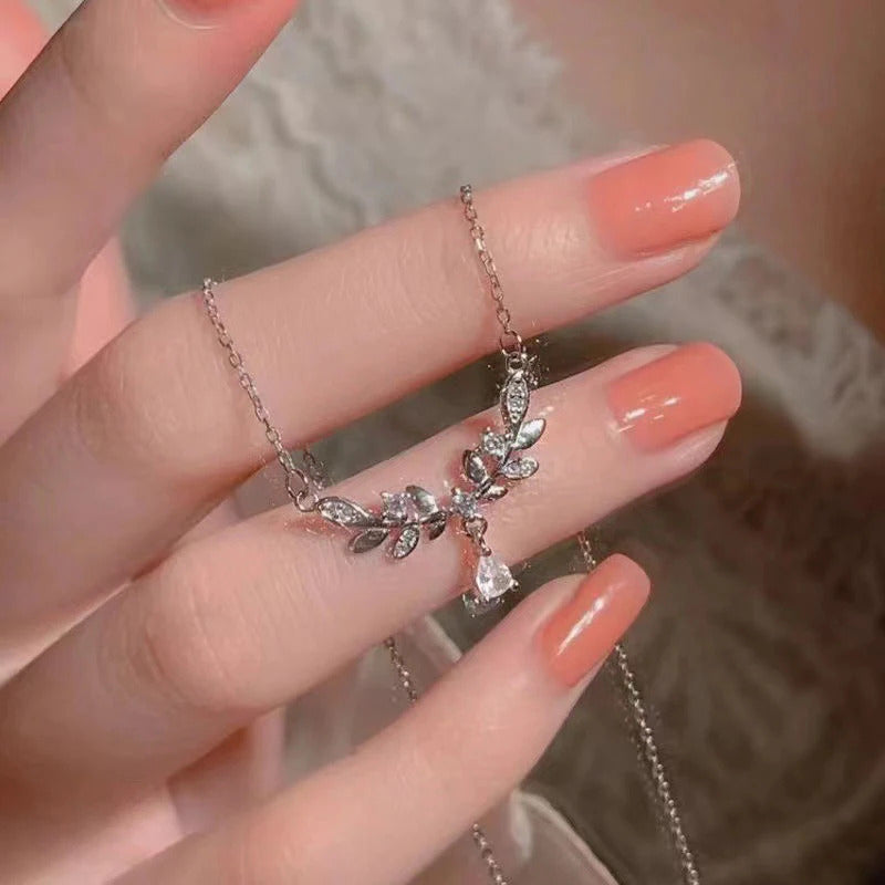Silver Zircon Leaf Pendant Necklace for Girls & Women – Elegant Korean-Style Fashion Jewellery