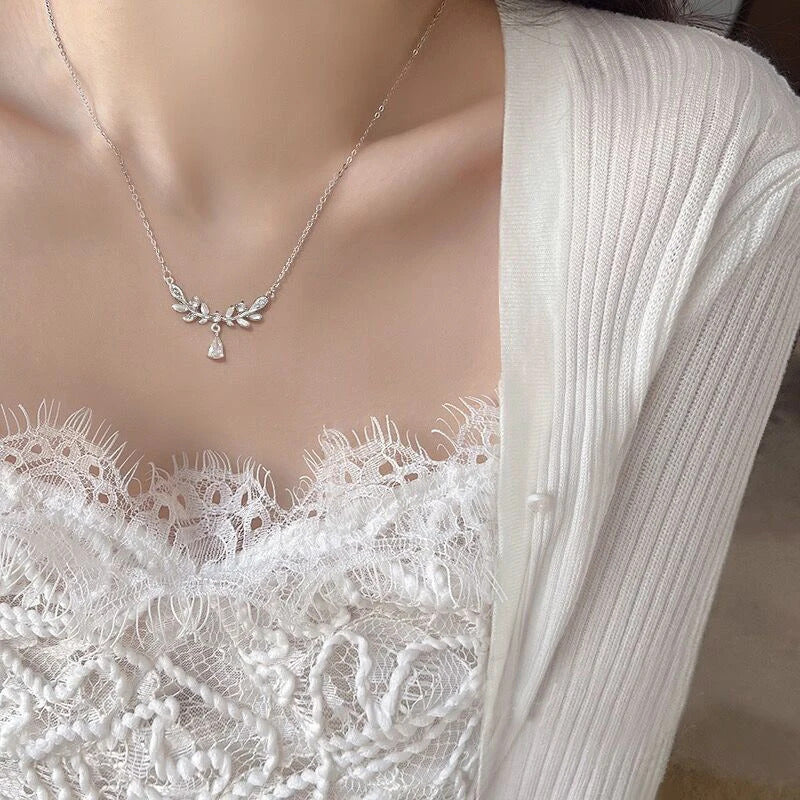 Silver Zircon Leaf Pendant Necklace for Girls & Women – Elegant Korean-Style Fashion Jewellery