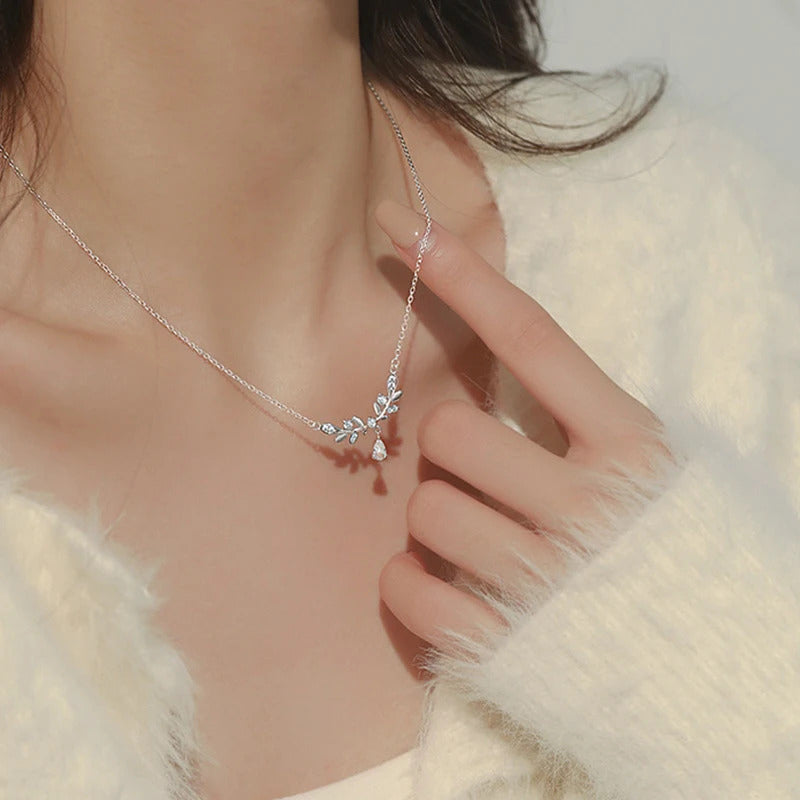 Silver Zircon Leaf Pendant Necklace for Girls & Women – Elegant Korean-Style Fashion Jewellery