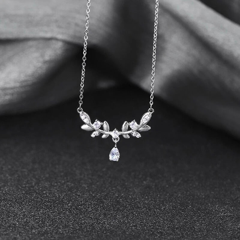 Silver Zircon Leaf Pendant Necklace for Girls & Women – Elegant Korean-Style Fashion Jewellery