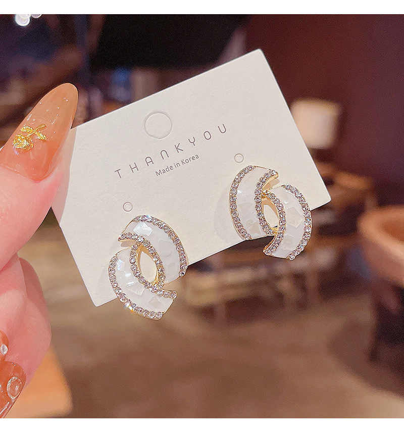 Korean-Style Earrings for Girls – Elegant Fashion Jewellery Pair