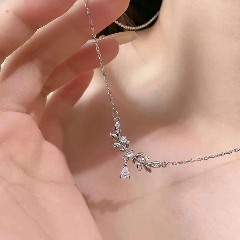 Silver Zircon Leaf Pendant Necklace for Girls & Women – Elegant Korean-Style Fashion Jewellery